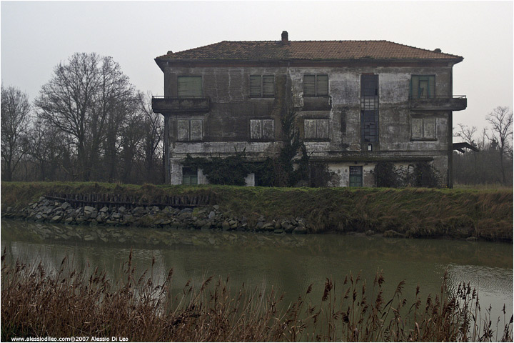 Un vecchio casone abbandonato lungo il fiume