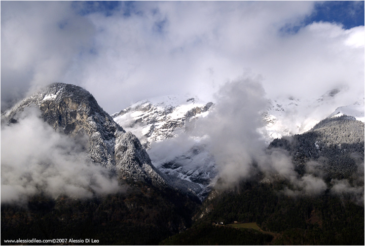 Un raggio di sole illumina le cime innevate 