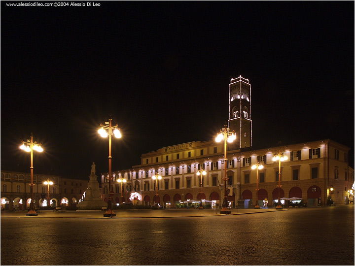 Forlì piazza Saffi e il municipio