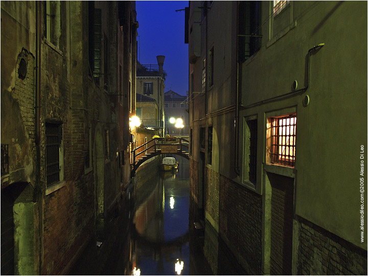 Lungo le calli a Venezia