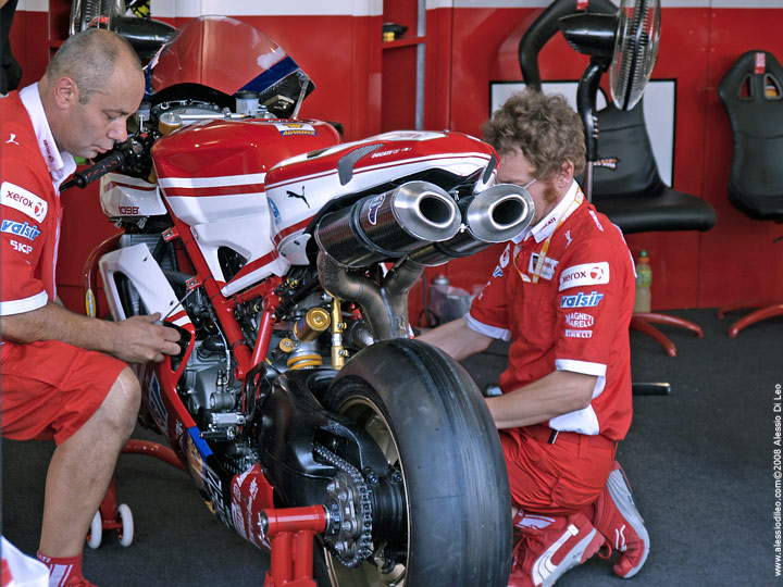 Meccanici all'opera sulla Ducati 1098 di Troy Bayliss