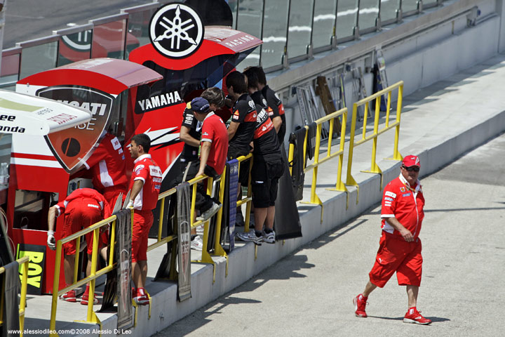 Il muretto box dei team ufficiali Ducati e Yamaha