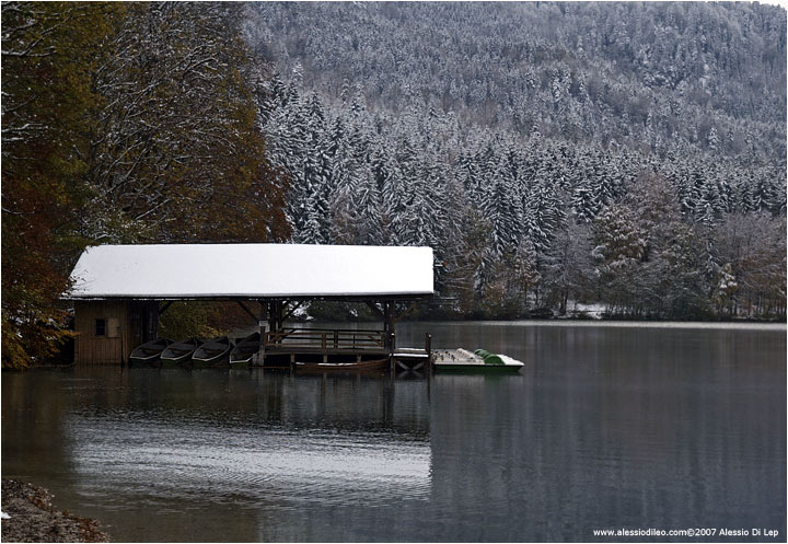 Lungo il sentiero attorno al lago