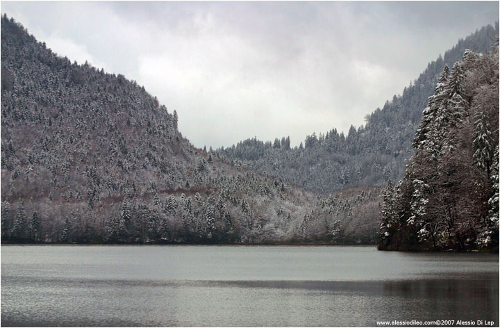 Lungo il sentiero attorno al lago